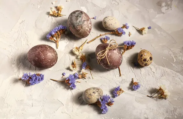 Paskalya yumurtaları grunge grisi arka planda çiçekler