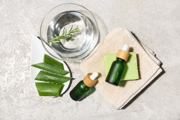 Arkaplanda gerekli yağ, sabun, havlu ve aloe vera şişeleri