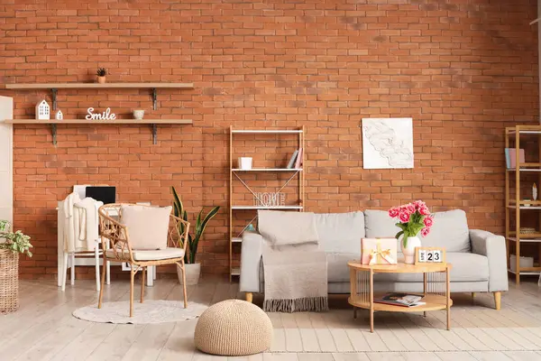 Çağdaş oturma odasının içinde çiçekler, hediye kutusu ve oturma odasındaki sehpanın üstünde takvim.