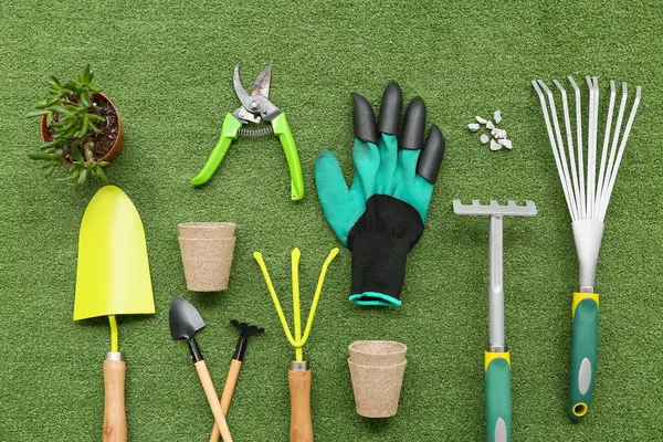 Bahçe işleri ve yeşillik arka planında ot yetiştirmek için aletler. Üst görünüm