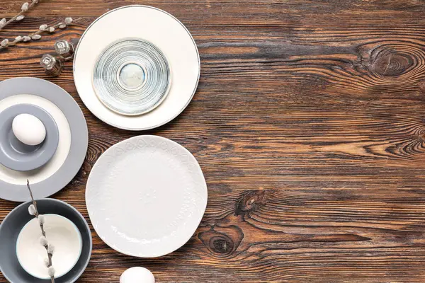 Paskalya yumurtaları ve ahşap arka planda söğüt dalları olan masa ayarı