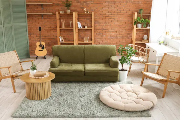 Yeşil kanepesi ve ahşap mobilyası olan şık bir oturma odası.