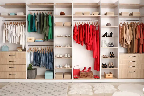 Modern kadın soyunma odasının içi.