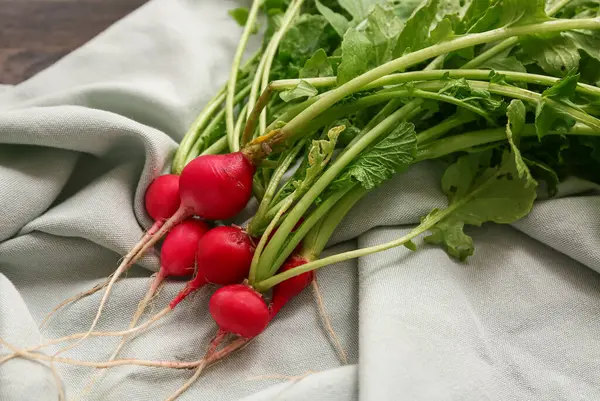Ahşap arka planda taze turplar