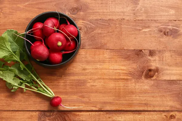 Ahşap arka planda taze turplu kase