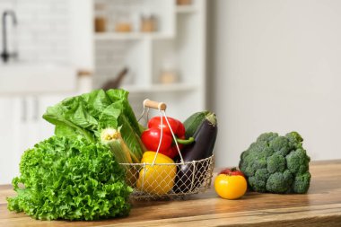 Ahşap mutfak tezgahında farklı taze sebzeler, yakın plan.