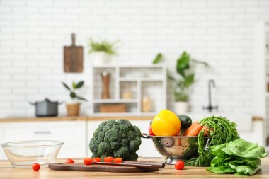 Ahşap mutfak tezgahında farklı taze sebzeler.