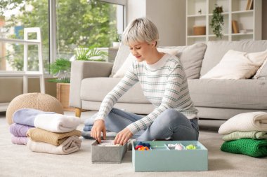 Organizatörleri ve evde yığınla elbisesi olan güzel genç bir kadın.