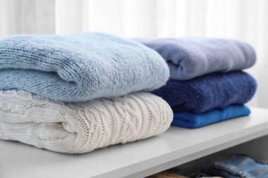 Masada bir yığın temiz giysi var, yakın plan.