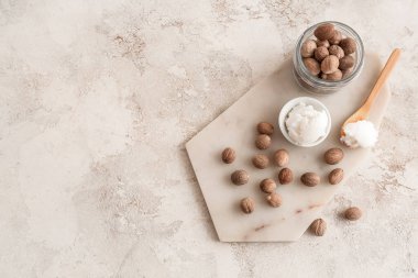 Arkaplanda tereyağı ve fındık olan tahta