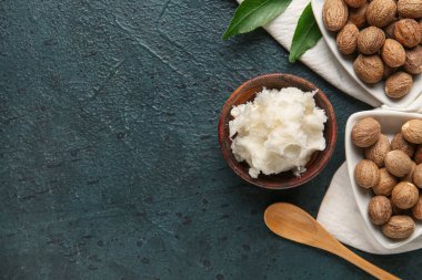 Koyu arkaplanda tereyağı ve fındık kaseleri