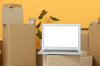 Boş dizüstü bilgisayar taşınma kutusunda, yakın plan