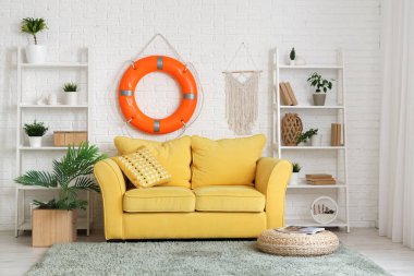 Rahat kanepe, ev çiçekleri, raf üniteleri ve can simidi halkası.