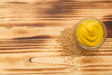 Hardallı kase ve tahtadan arka planda tohumlar.