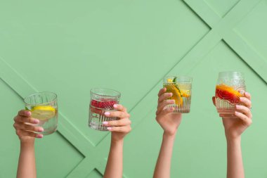 Yeşil zemin üzerinde erimiş su olan birçok el