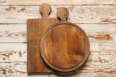 Tahta kesme tahtaları beyaz masada.