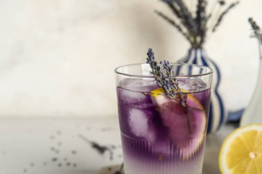 Hafif arka planda soğuk lavantalı limonata, yakın plan.