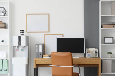 İş yeri, raf üniteleri ve su soğutuculu ofis içi