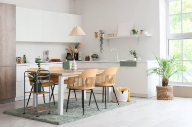 Modern yemek odasının içinde masa ve sandalyeler var.