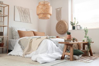 Yatak odasının içinde kahvaltı, bank ve çiçekli büyük rahat bir yatak.