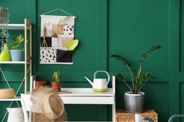 Bahçe aletleri, işyeri ve raf üniteli atölyenin içi