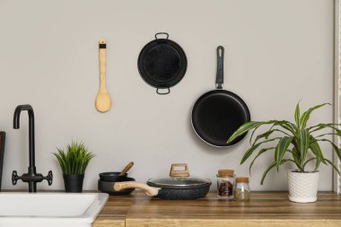 Beyaz tezgah, lavabo ve çatal bıçaklı aydınlık mutfak, yakın çekim.