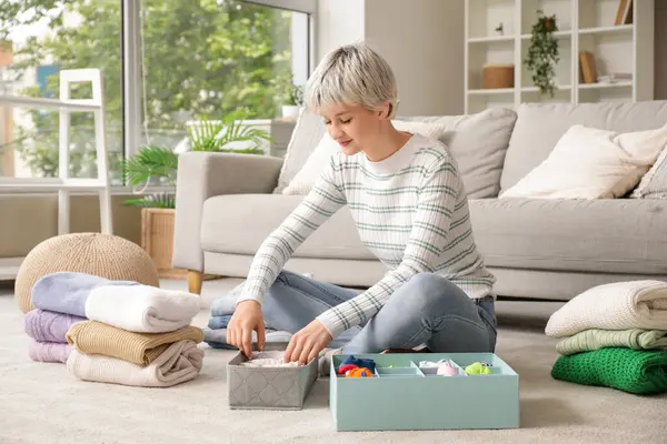 Organizatörleri ve evde yığınla elbisesi olan güzel genç bir kadın.