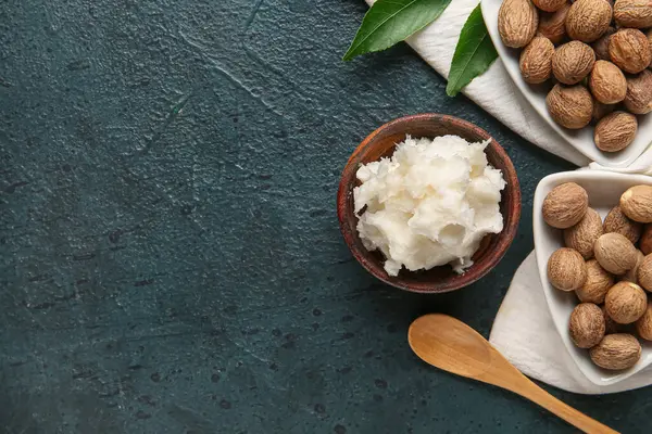 Koyu arkaplanda tereyağı ve fındık kaseleri