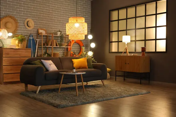 Oturma odasının içinde halkalı şamandıra, kanepe ve akşam lambaları parlıyor.