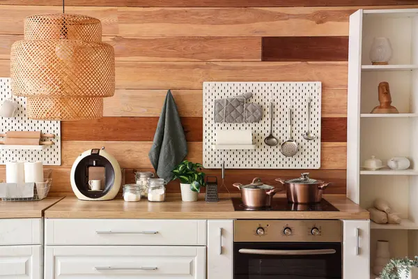 Tezgah, raf ünitesi ve ahşap duvarın yanındaki tahta tahta mutfak.