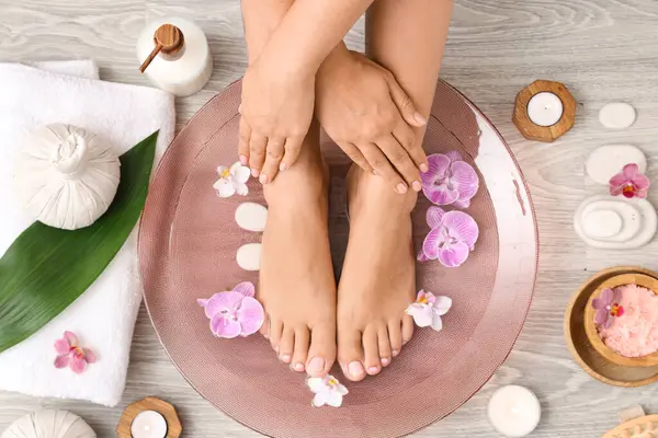 Yerde kaplıca tedavisi gören bir kadın.