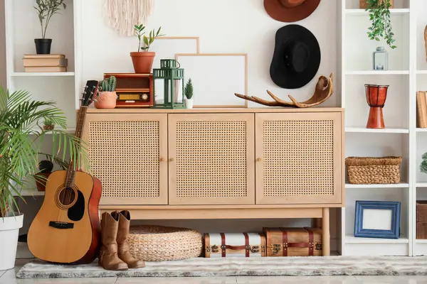 Oturma odasında çekmeceler, raf üniteleri ve kovboy şapkaları var.