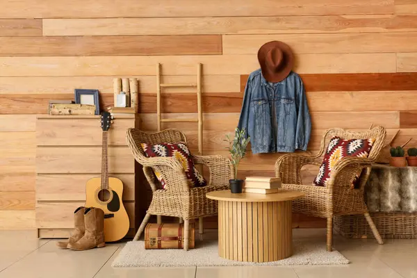 Oturma odası, koltuklar, kot ceket ve kovboy şapkası.