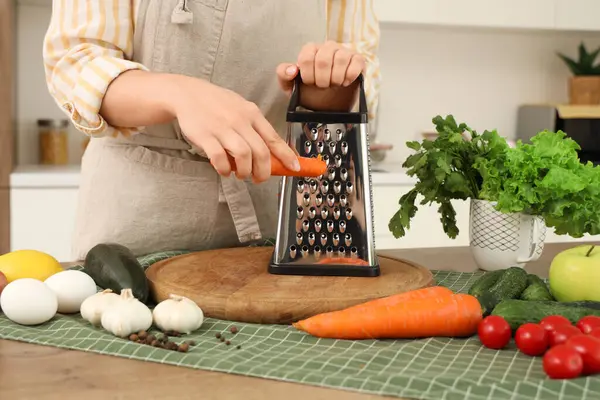 Mutfaktaki masada ızgara yapan kadın, yakın plan.