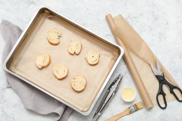 Lezzetli bruschetalarla pişirme tepsisi, mutfak gereçleri ve arka planda parşömen kağıdı.