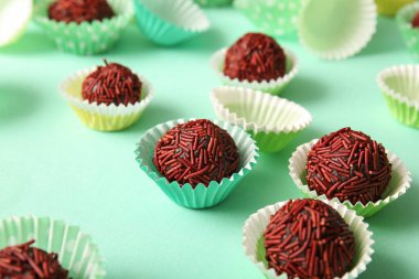 Nefis çikolatalı mantarlar ve turkuaz arka planda kağıt bardaklar.