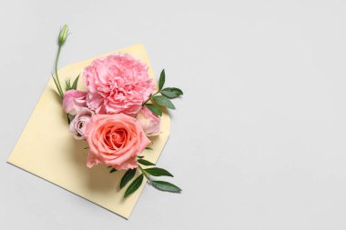 Zarflı kompozisyon ve gri arkaplanda güzel çiçekler