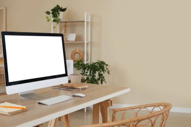 Oturma odasının içinde programcı masası var.