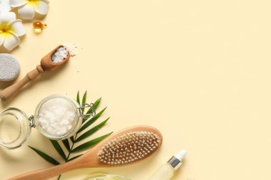 Doğal vücut fırçası, masaj fırçası ve renk arkaplan üzerinde tropikal çiçekler içeren spa kompozisyonu