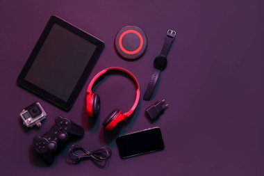 Koyu arkaplan ve üst görünümde modern aygıtlar kümesi