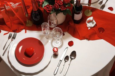 Sevgililer Günü kutlamaları için şenlik masası, yakın plan.