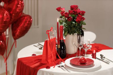 Yemek odasında güllerle Sevgililer Günü için sofra kuruyorum.