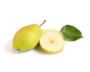 Tatlı olgun armutlar ve beyaz arka planda yaprak