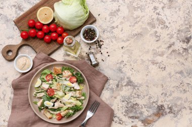 Lezzetli tavuklu Sezar salatası ve grunge soslu malzemeler.