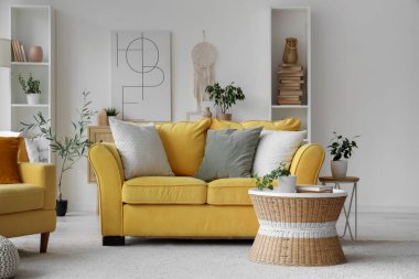 Oturma odasının iç tarafında rahat bir kanepe ve kahve masası var.