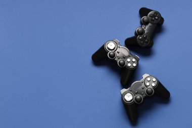 Mavi arka planda modern oyun pedleri