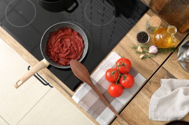 Mutfakta fırında domates ezmeli tava.