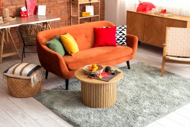 Çin Yeni Yıl kutlamaları için kırmızı kanepe, masa ve dekorla oturma odasının içinde.