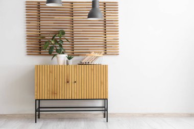 Katlanan ekran ve klozetli odanın içi