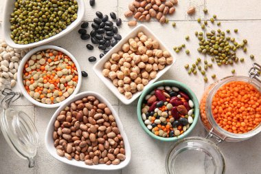 Açık fayans zemininde farklı ham baklagiller içeren kompozisyon